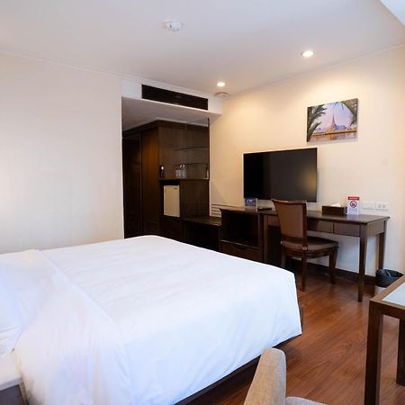 Journeyhub Sukhumvit 26, Bangkok - Formerly St James Hotel Kültér fotó
