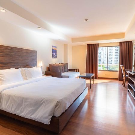 Journeyhub Sukhumvit 26, Bangkok - Formerly St James Hotel Kültér fotó