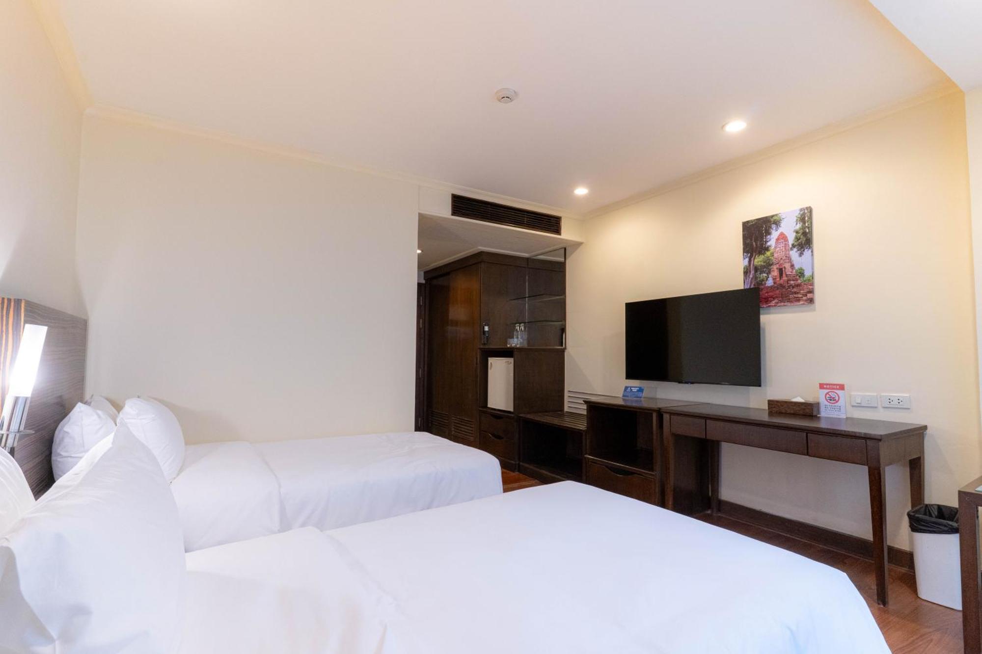 Journeyhub Sukhumvit 26, Bangkok - Formerly St James Hotel Kültér fotó