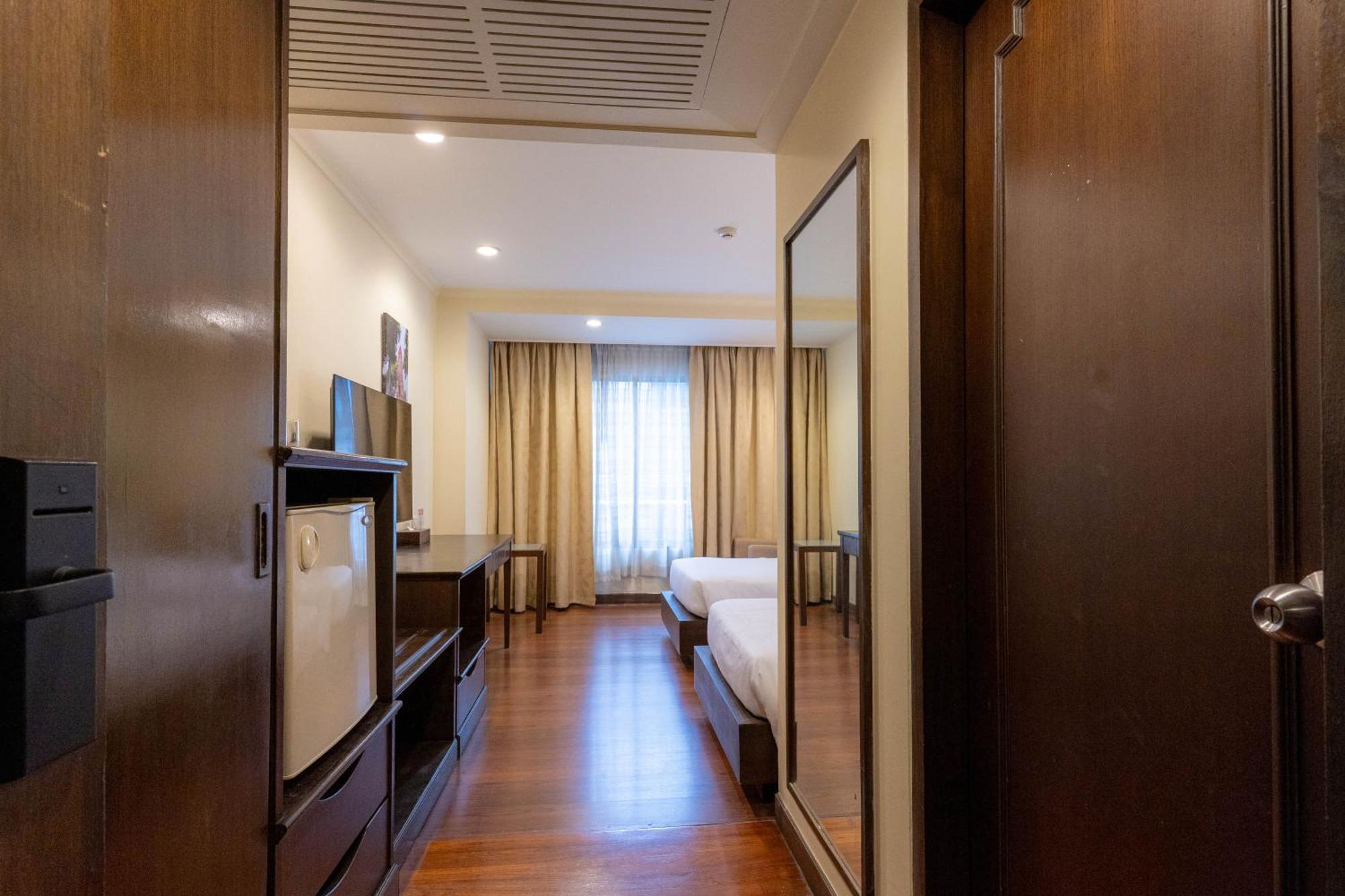 Journeyhub Sukhumvit 26, Bangkok - Formerly St James Hotel Kültér fotó