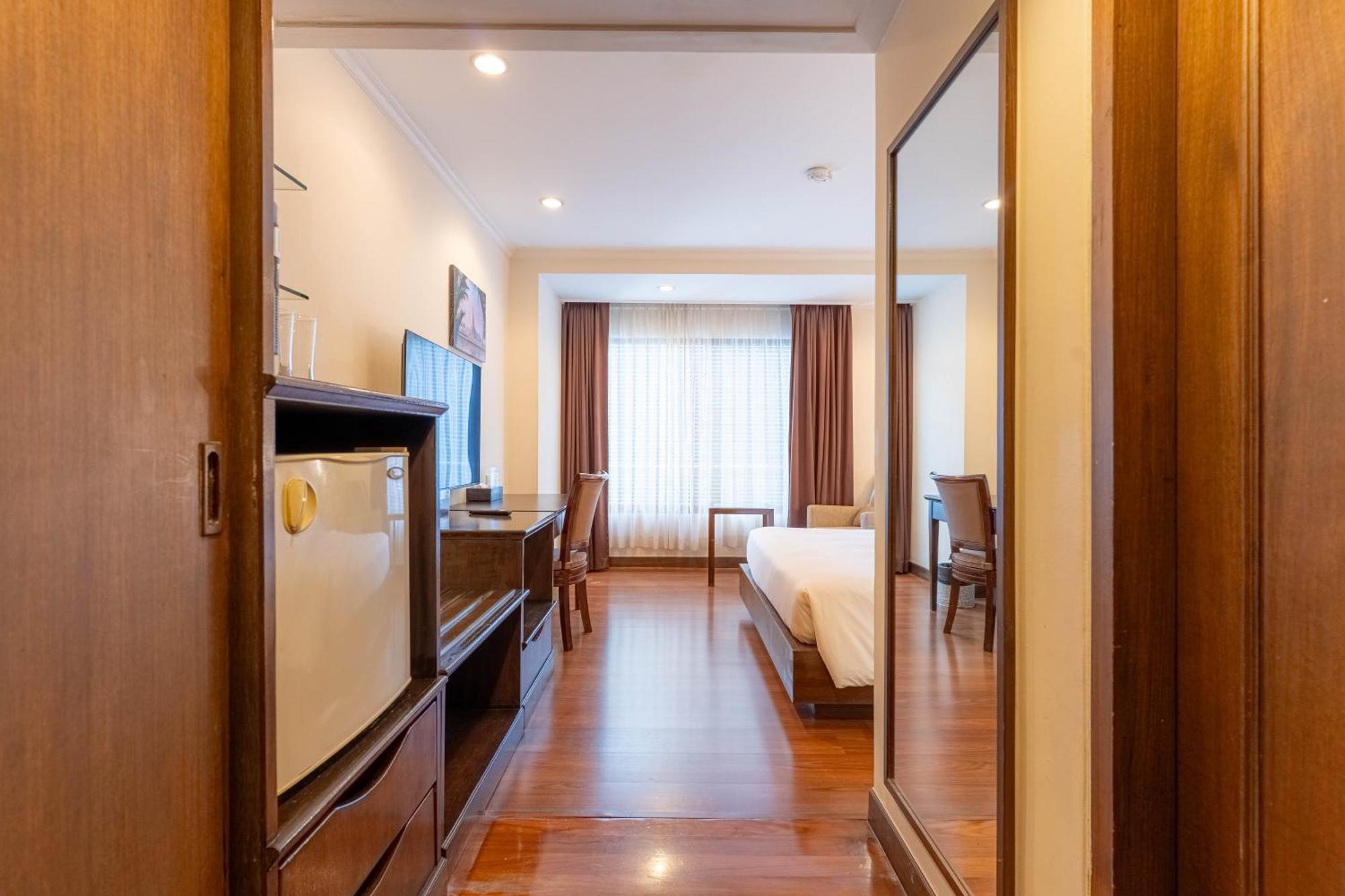 Journeyhub Sukhumvit 26, Bangkok - Formerly St James Hotel Kültér fotó