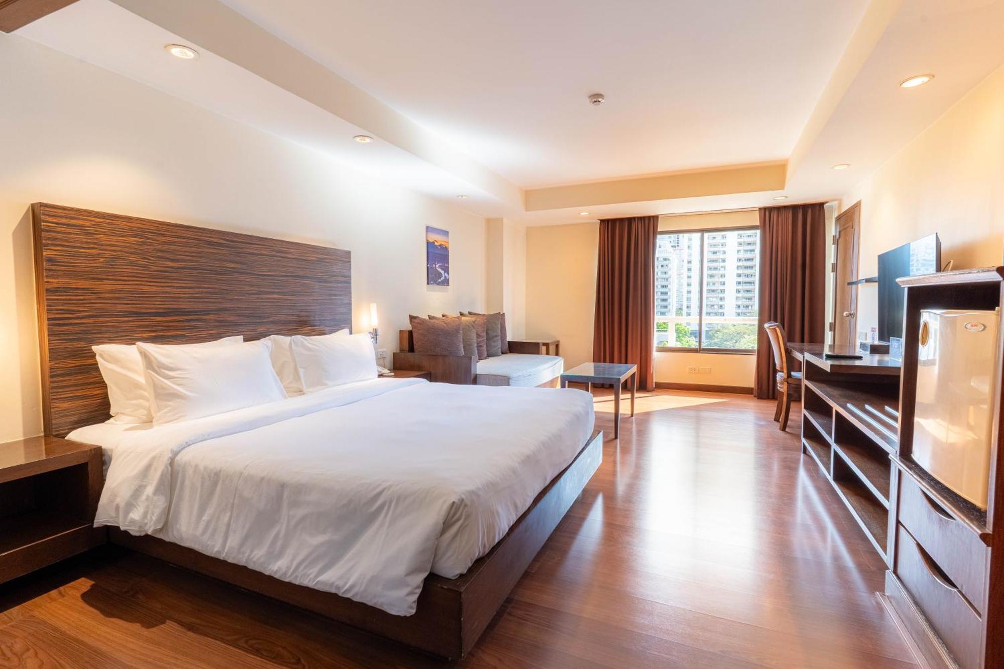 Journeyhub Sukhumvit 26, Bangkok - Formerly St James Hotel Kültér fotó