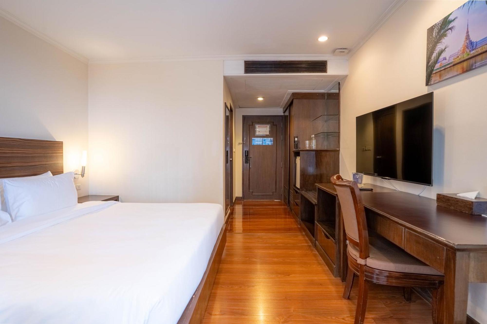 Journeyhub Sukhumvit 26, Bangkok - Formerly St James Hotel Kültér fotó