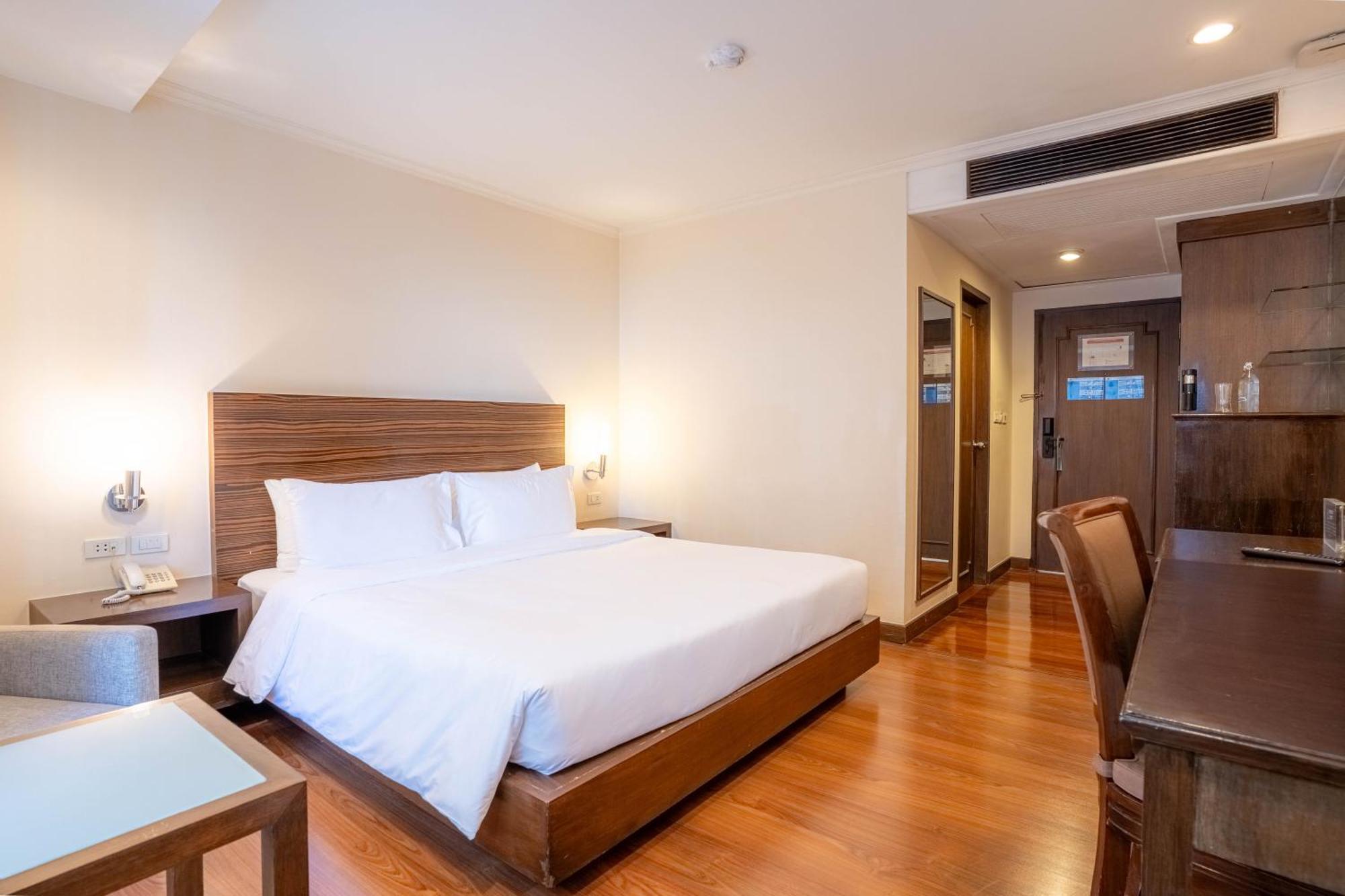 Journeyhub Sukhumvit 26, Bangkok - Formerly St James Hotel Kültér fotó