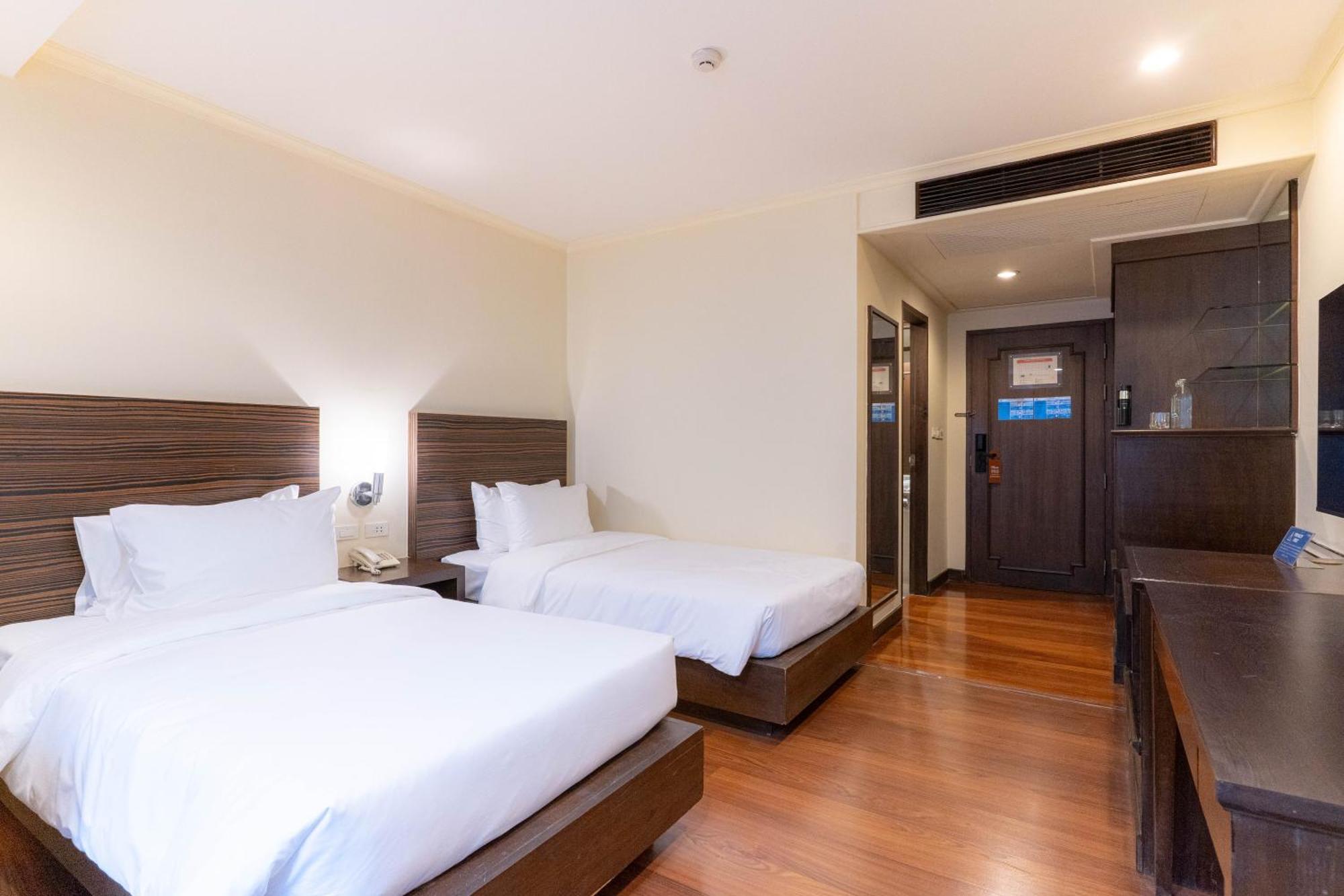 Journeyhub Sukhumvit 26, Bangkok - Formerly St James Hotel Kültér fotó