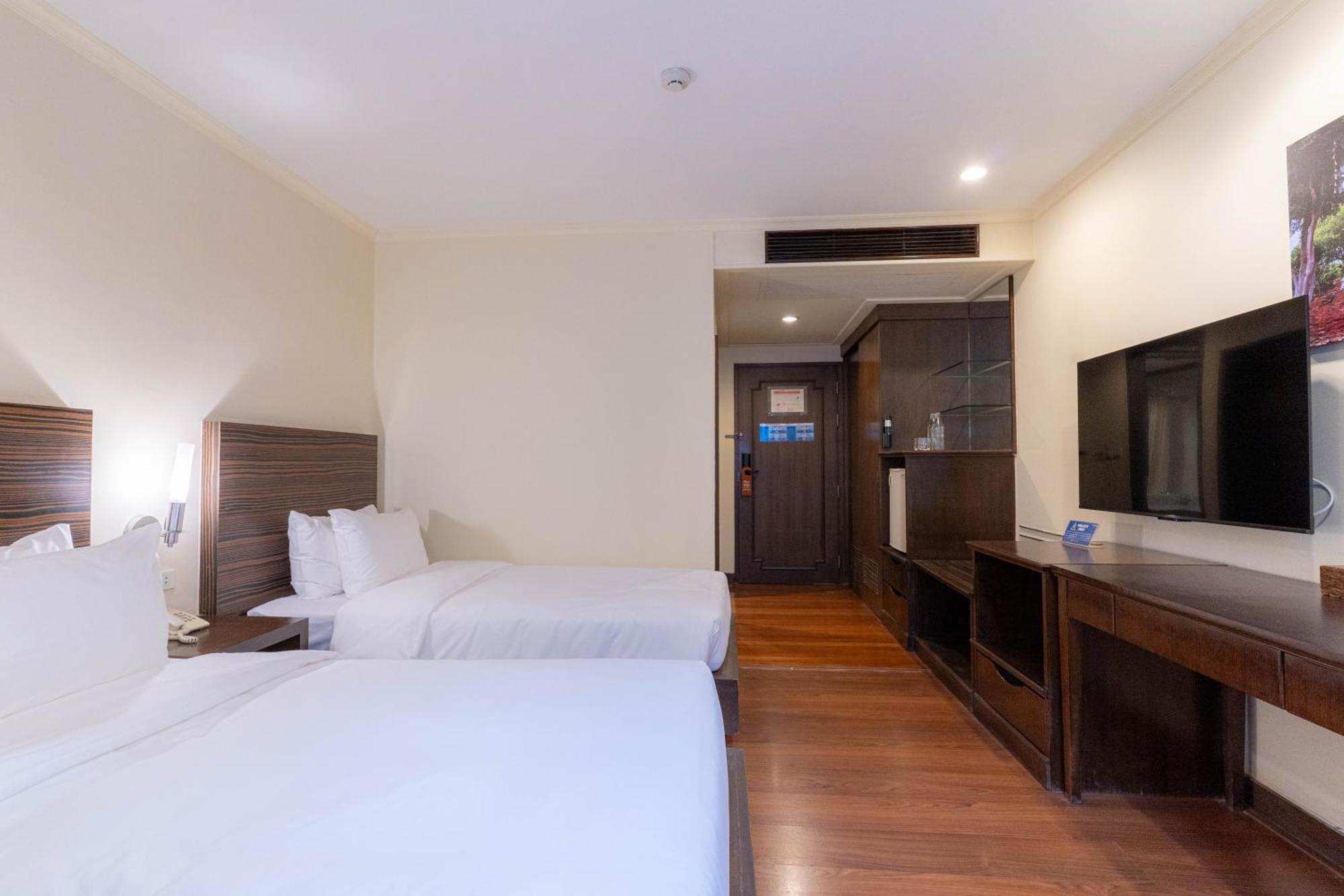 Journeyhub Sukhumvit 26, Bangkok - Formerly St James Hotel Kültér fotó