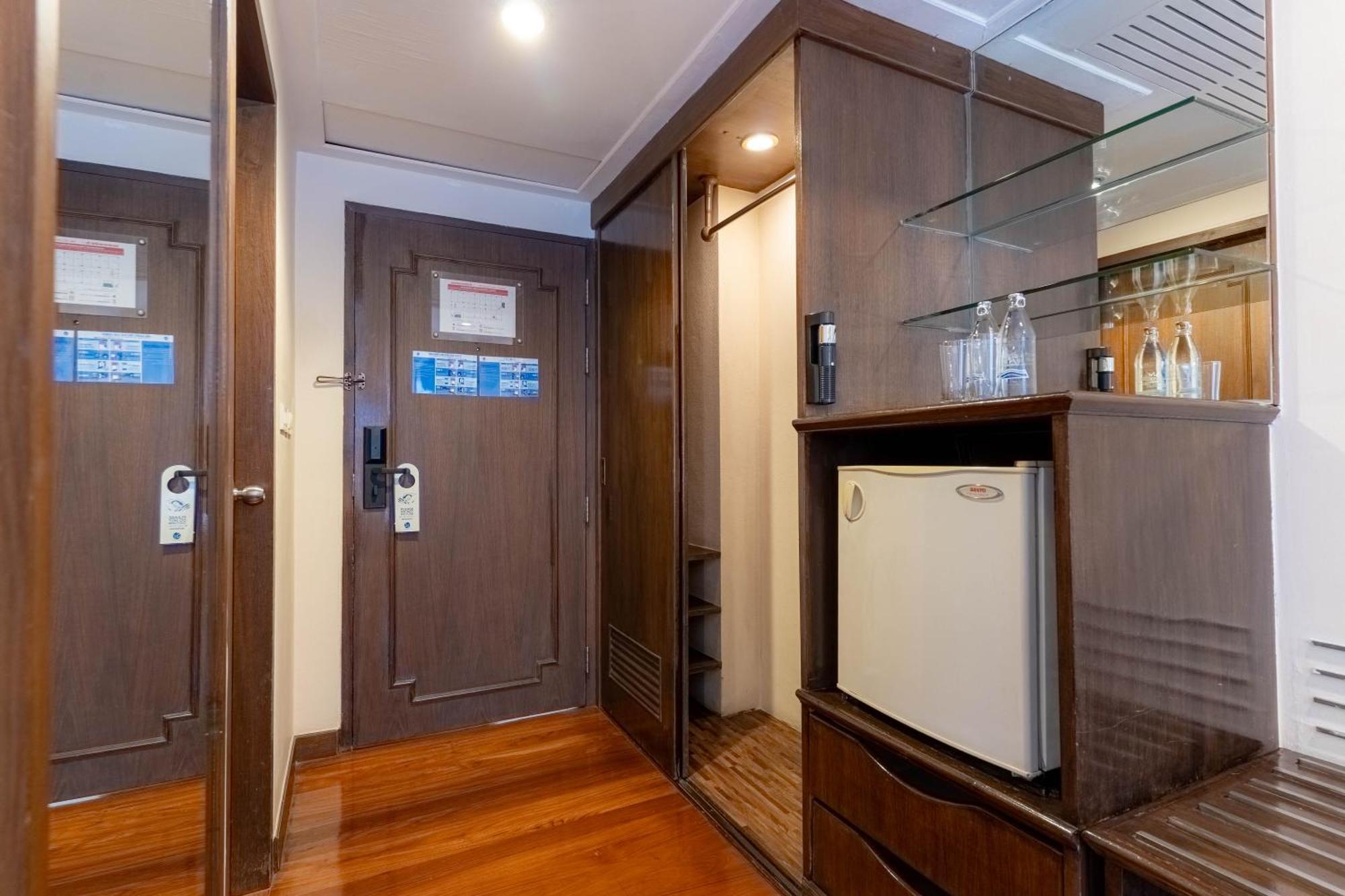 Journeyhub Sukhumvit 26, Bangkok - Formerly St James Hotel Kültér fotó