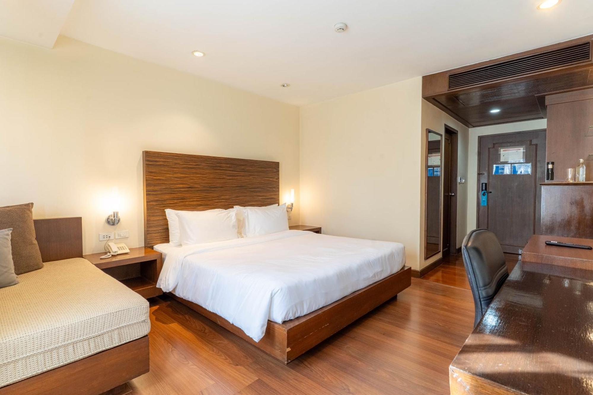 Journeyhub Sukhumvit 26, Bangkok - Formerly St James Hotel Kültér fotó
