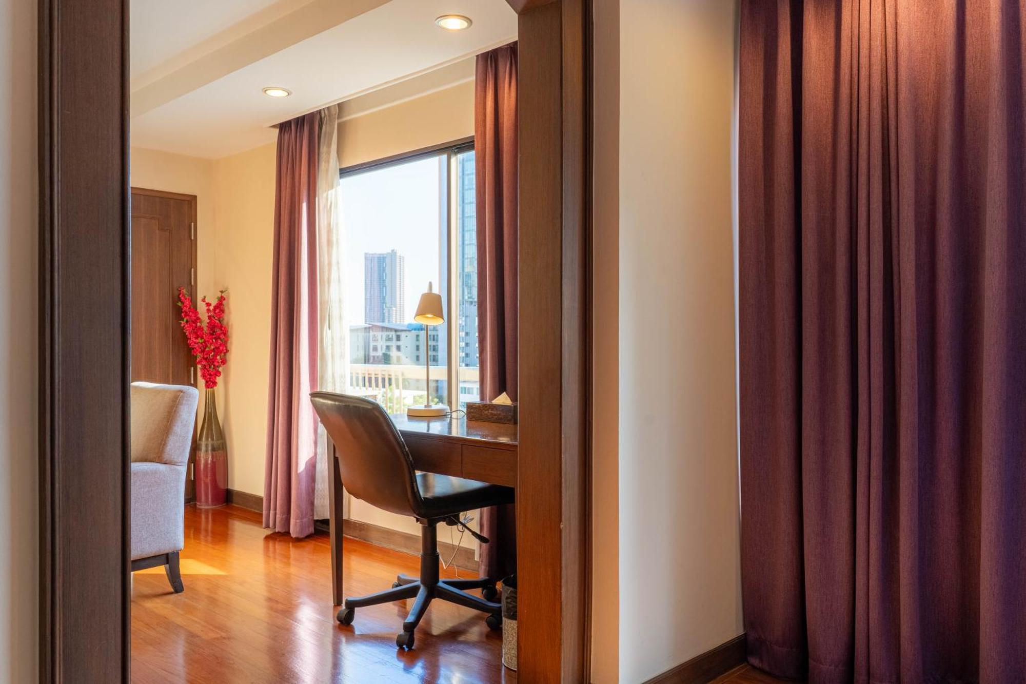 Journeyhub Sukhumvit 26, Bangkok - Formerly St James Hotel Kültér fotó