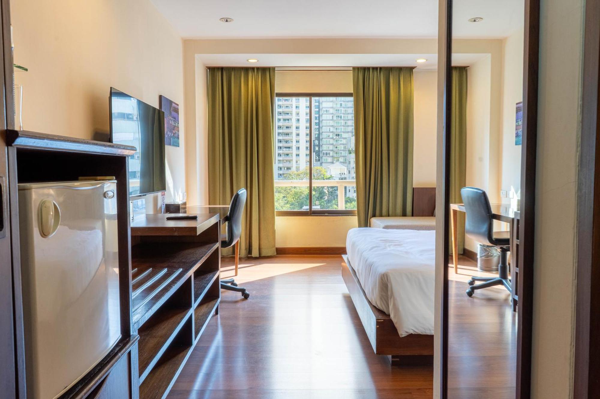 Journeyhub Sukhumvit 26, Bangkok - Formerly St James Hotel Kültér fotó
