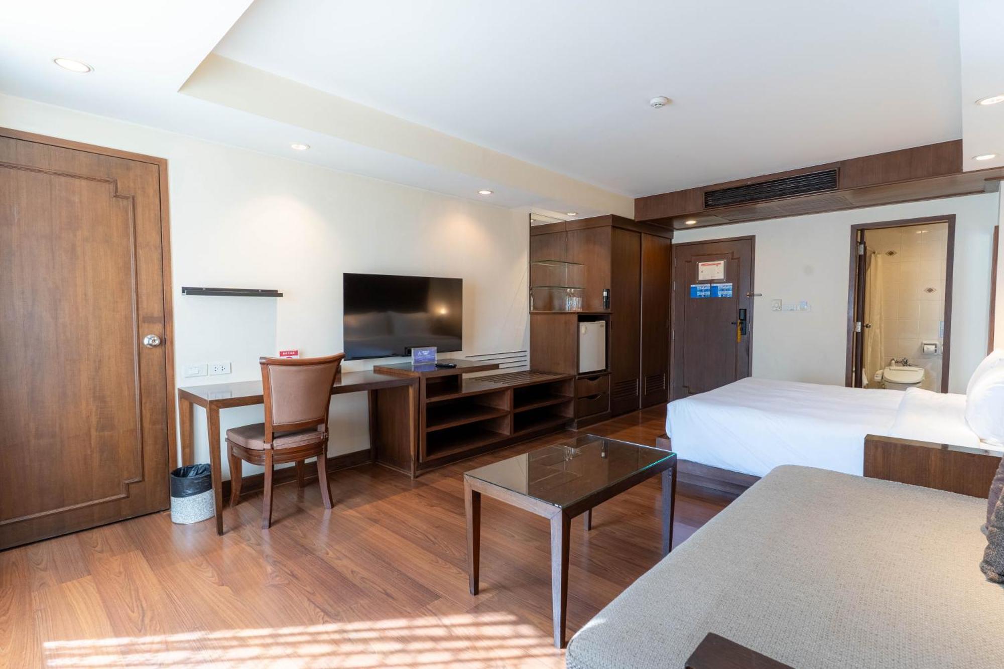 Journeyhub Sukhumvit 26, Bangkok - Formerly St James Hotel Kültér fotó