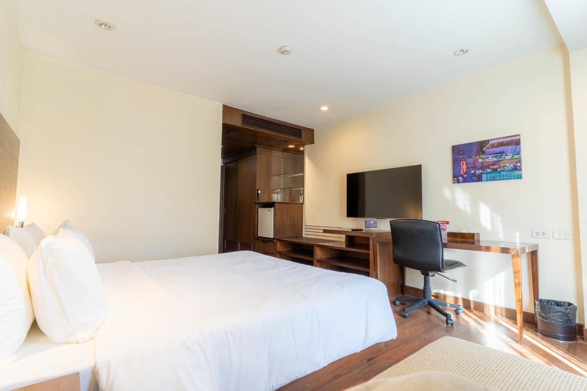 Journeyhub Sukhumvit 26, Bangkok - Formerly St James Hotel Kültér fotó