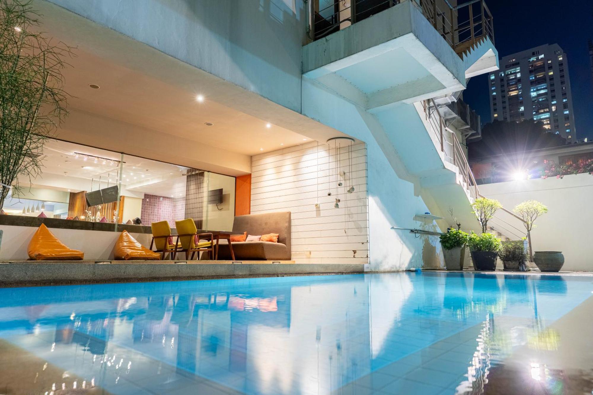 Journeyhub Sukhumvit 26, Bangkok - Formerly St James Hotel Kültér fotó