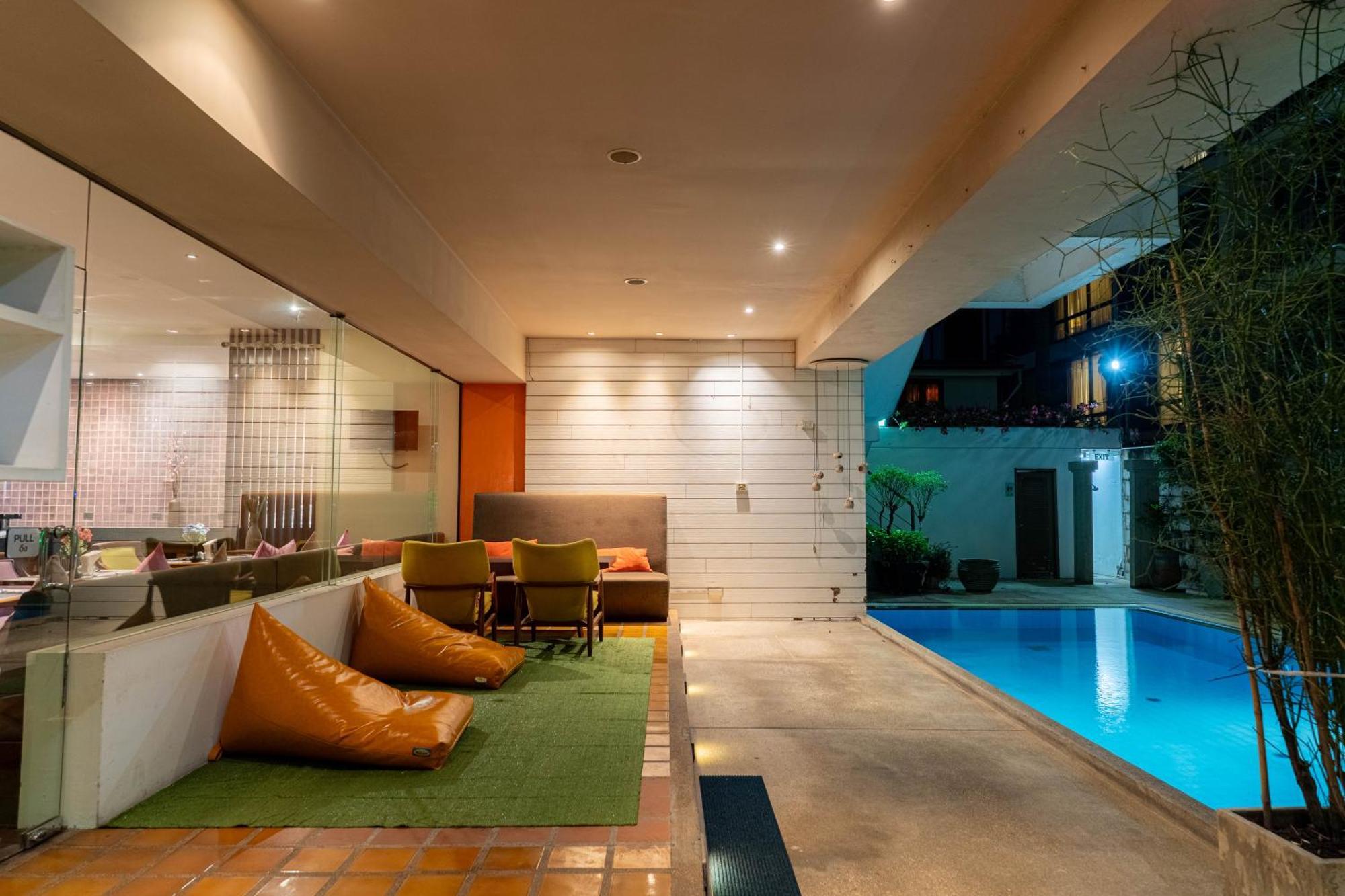 Journeyhub Sukhumvit 26, Bangkok - Formerly St James Hotel Kültér fotó