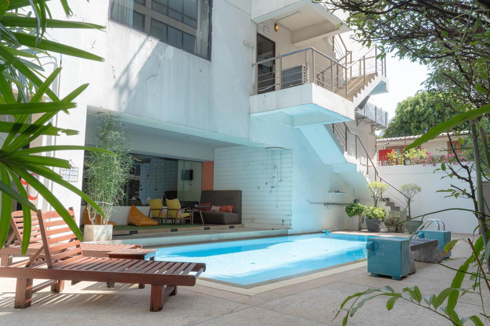 Journeyhub Sukhumvit 26, Bangkok - Formerly St James Hotel Kültér fotó