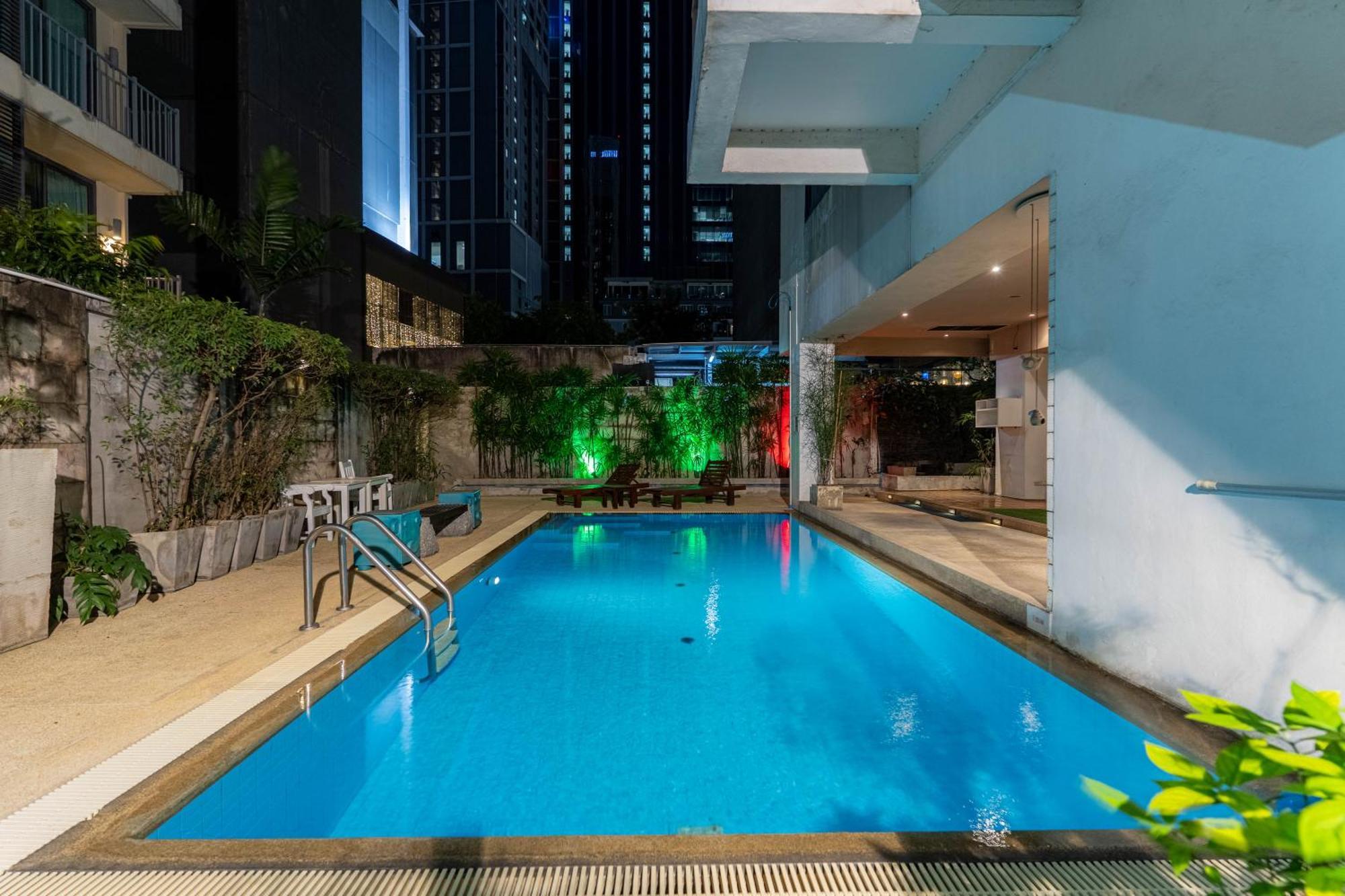 Journeyhub Sukhumvit 26, Bangkok - Formerly St James Hotel Kültér fotó