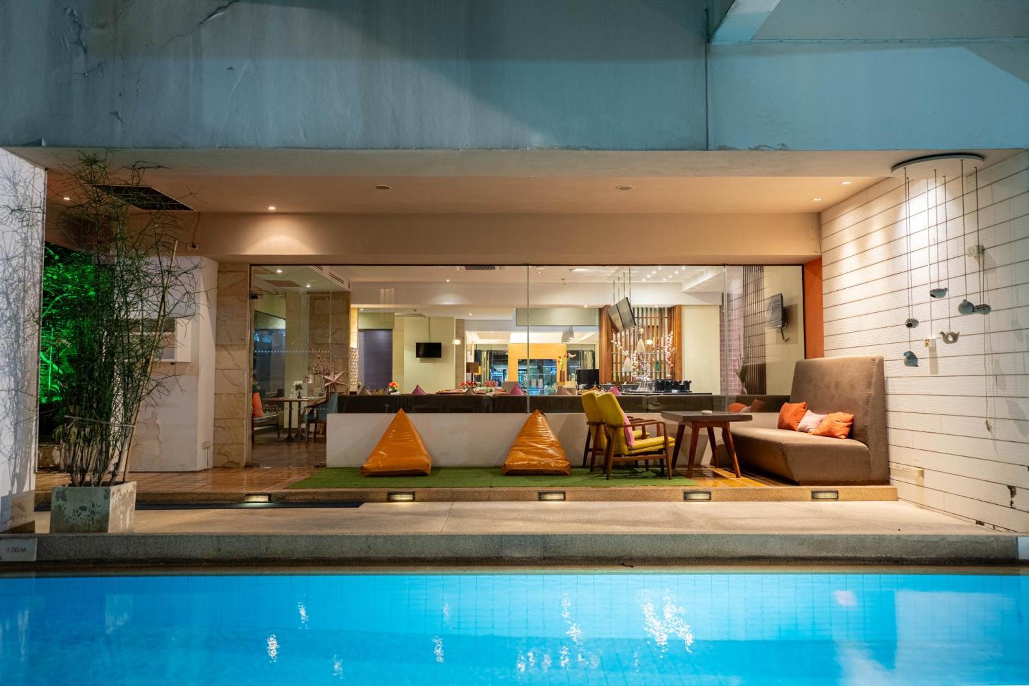 Journeyhub Sukhumvit 26, Bangkok - Formerly St James Hotel Kültér fotó