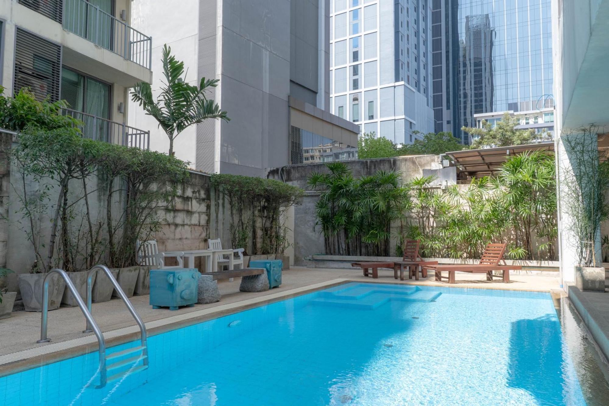 Journeyhub Sukhumvit 26, Bangkok - Formerly St James Hotel Kültér fotó