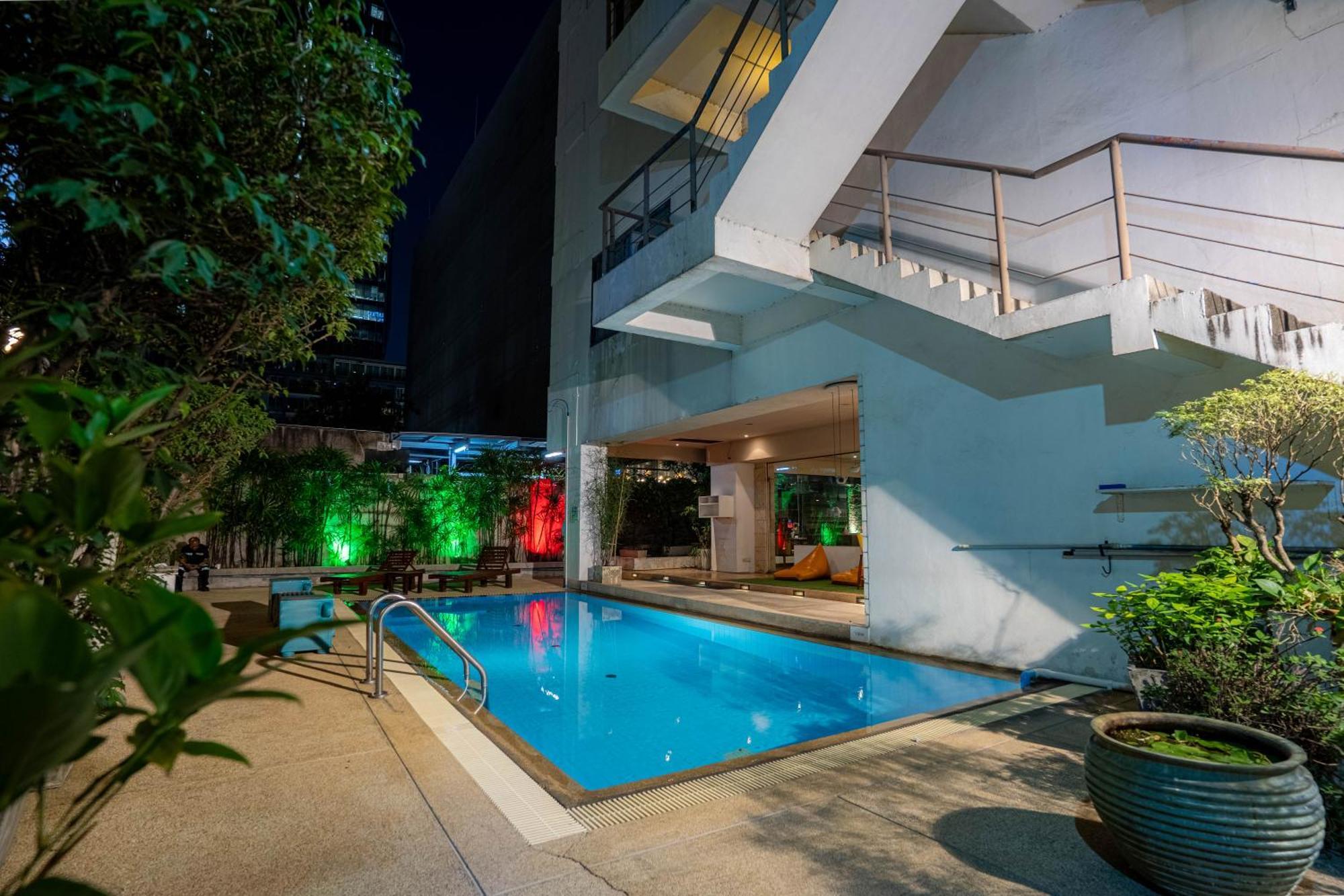 Journeyhub Sukhumvit 26, Bangkok - Formerly St James Hotel Kültér fotó