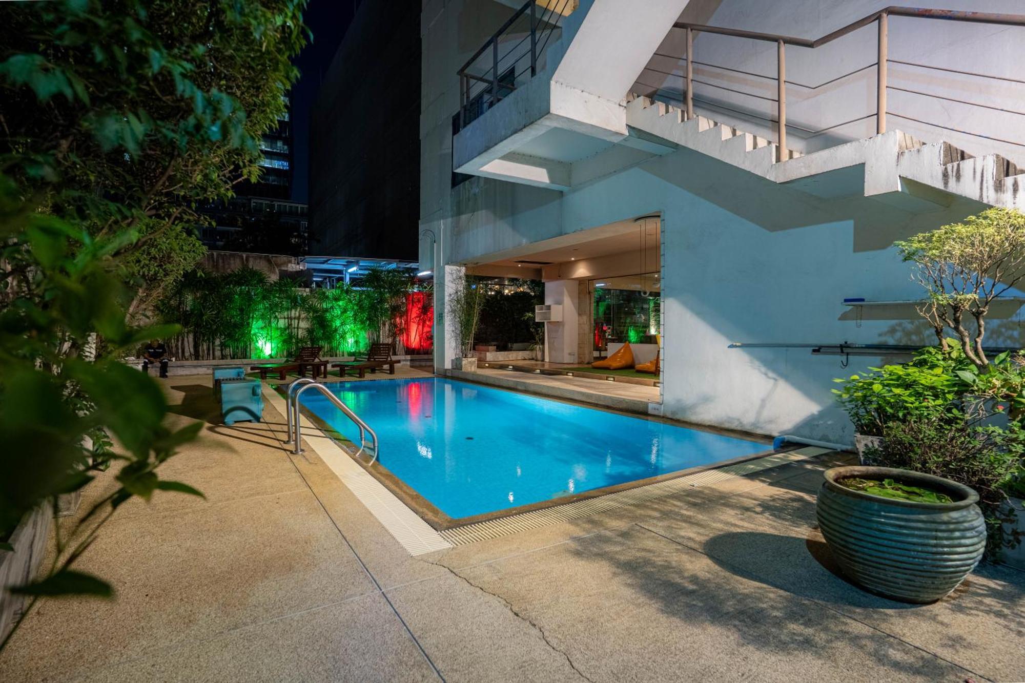 Journeyhub Sukhumvit 26, Bangkok - Formerly St James Hotel Kültér fotó