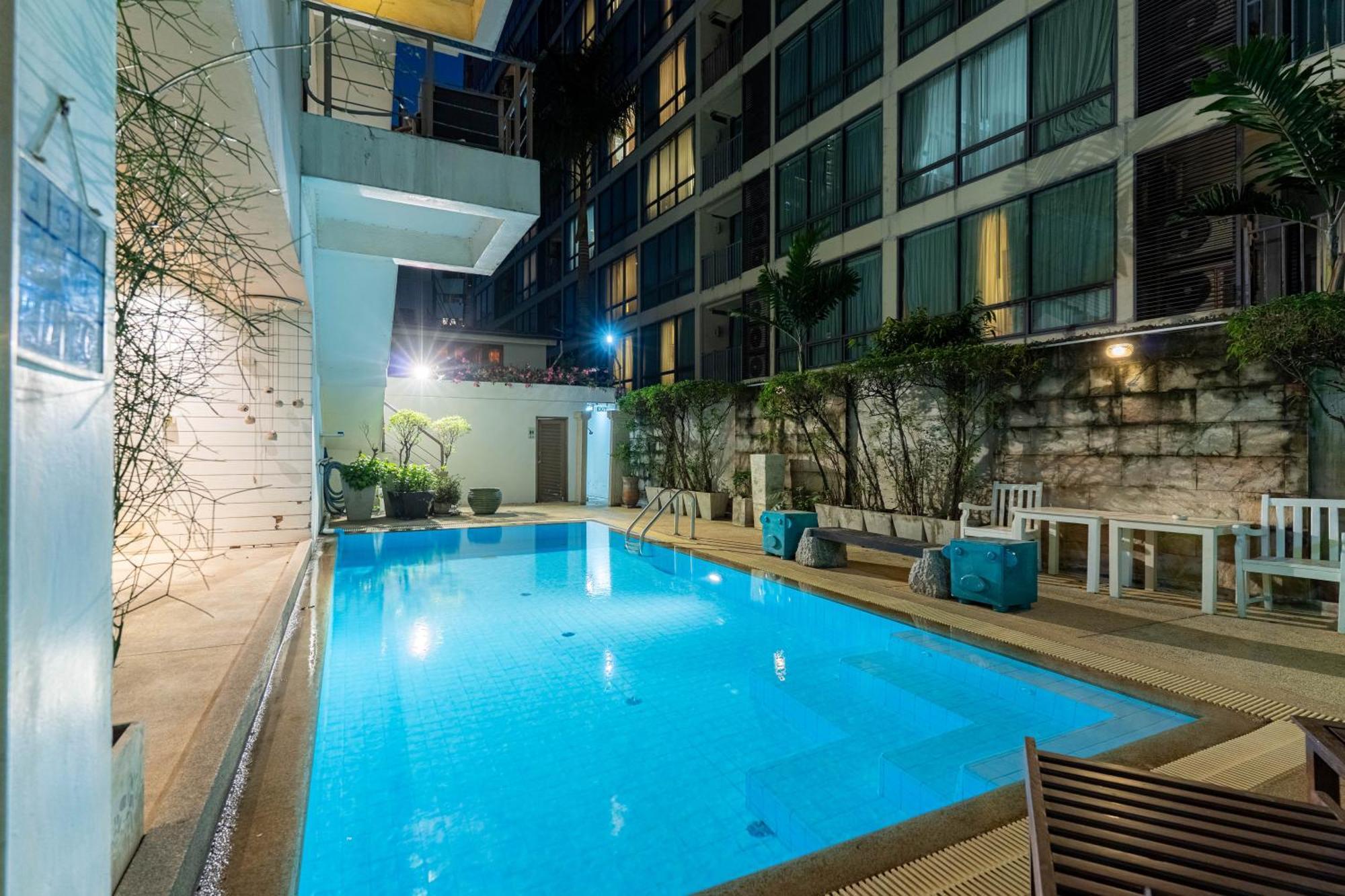 Journeyhub Sukhumvit 26, Bangkok - Formerly St James Hotel Kültér fotó