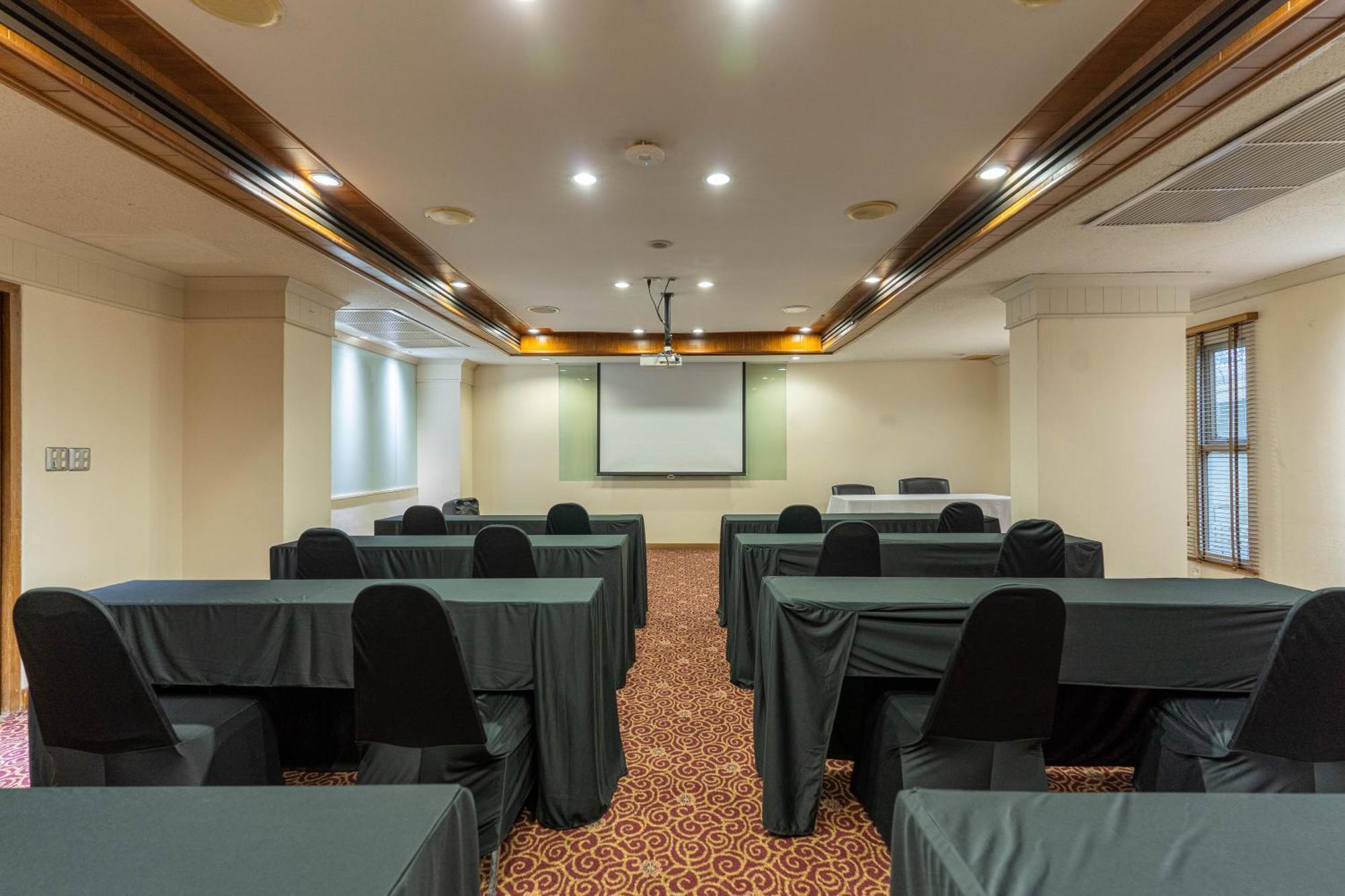 Journeyhub Sukhumvit 26, Bangkok - Formerly St James Hotel Kültér fotó