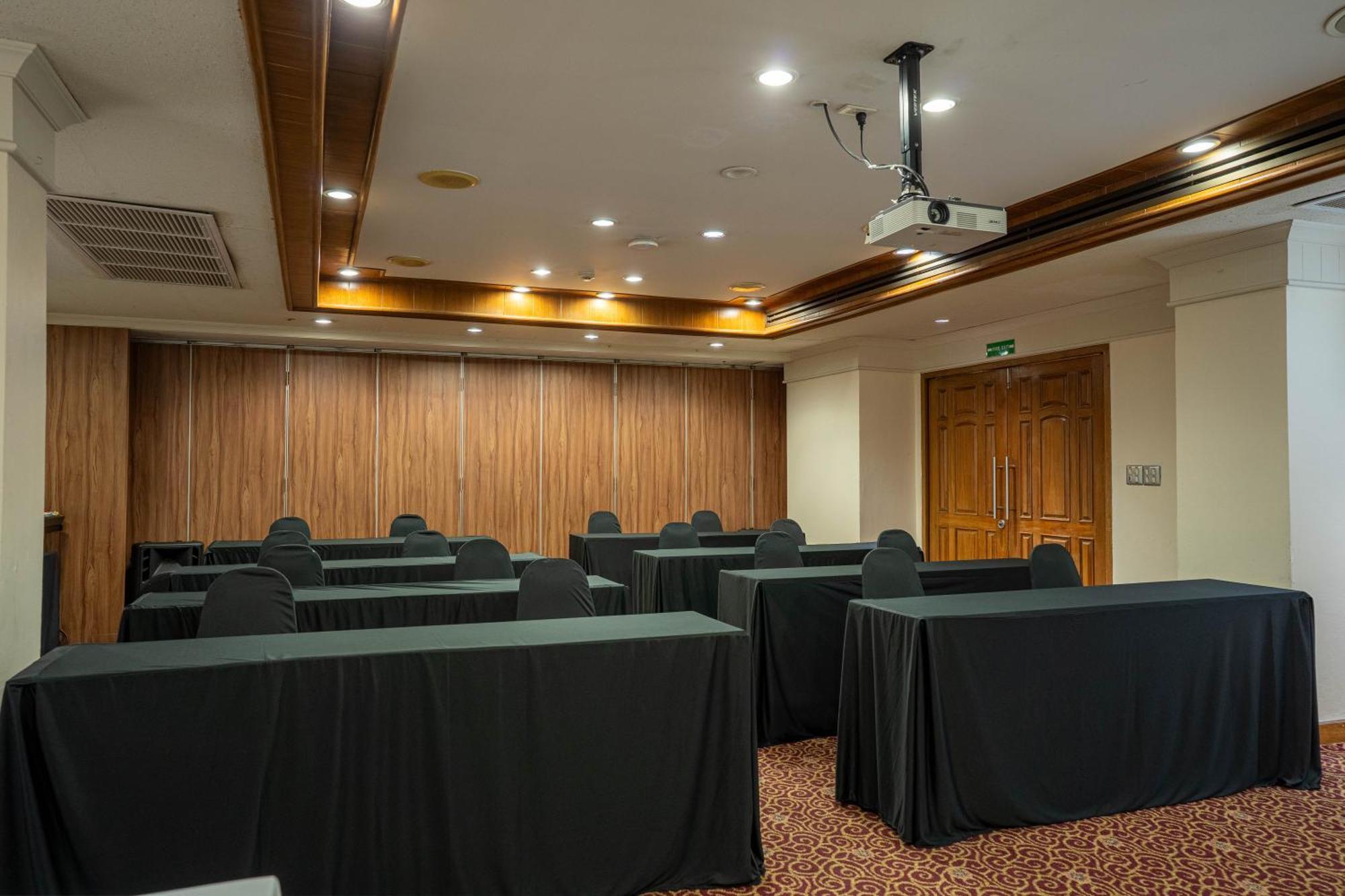 Journeyhub Sukhumvit 26, Bangkok - Formerly St James Hotel Kültér fotó