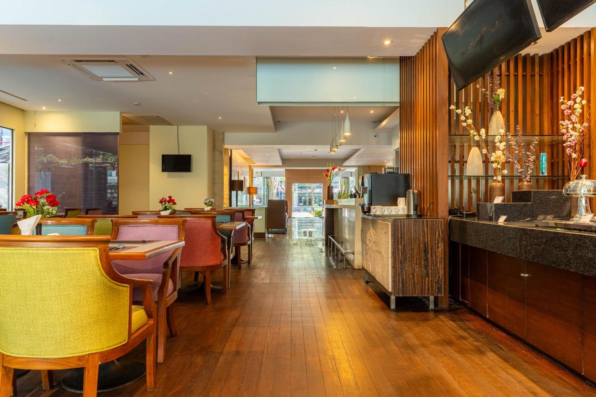 Journeyhub Sukhumvit 26, Bangkok - Formerly St James Hotel Kültér fotó