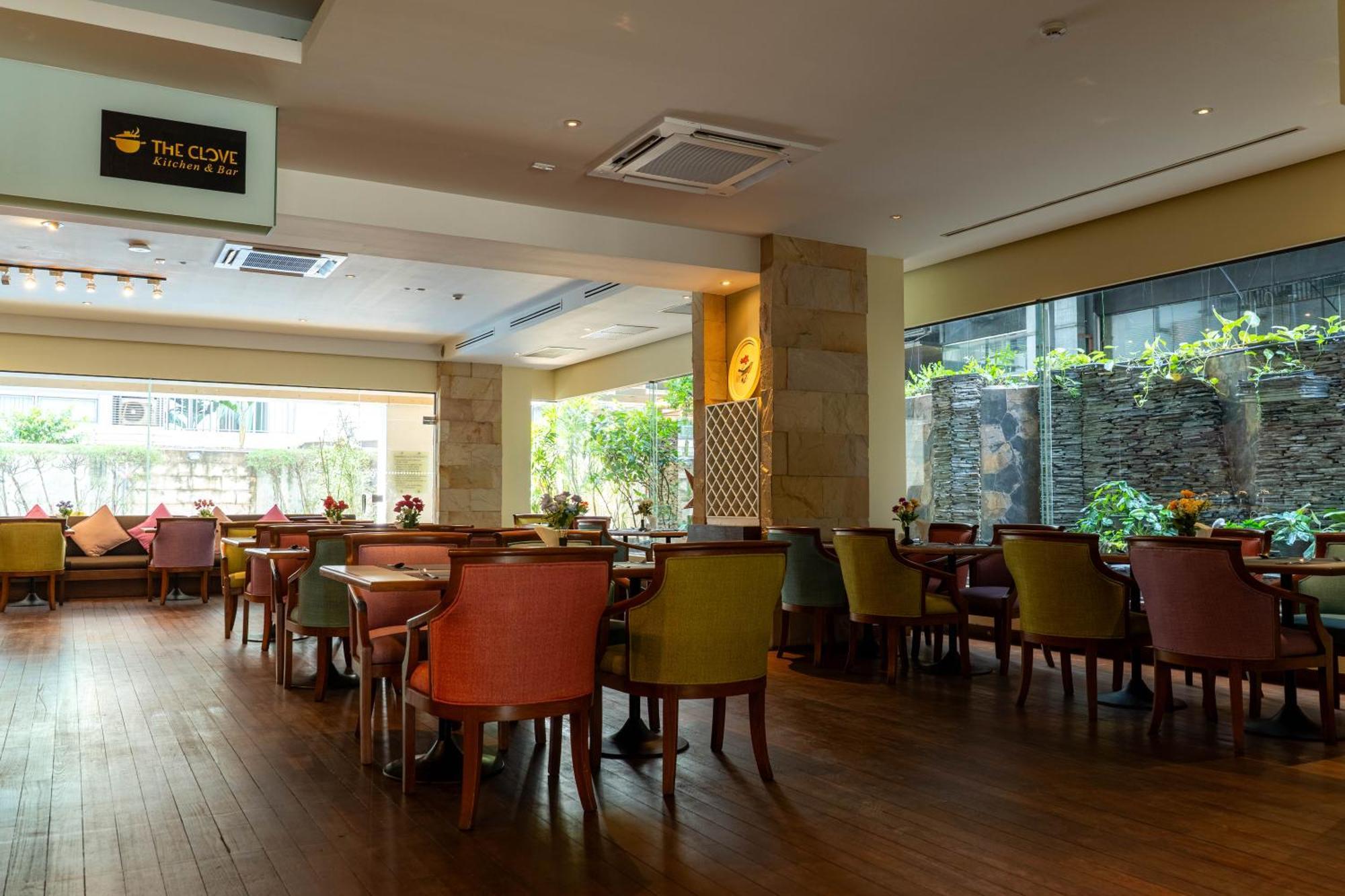 Journeyhub Sukhumvit 26, Bangkok - Formerly St James Hotel Kültér fotó