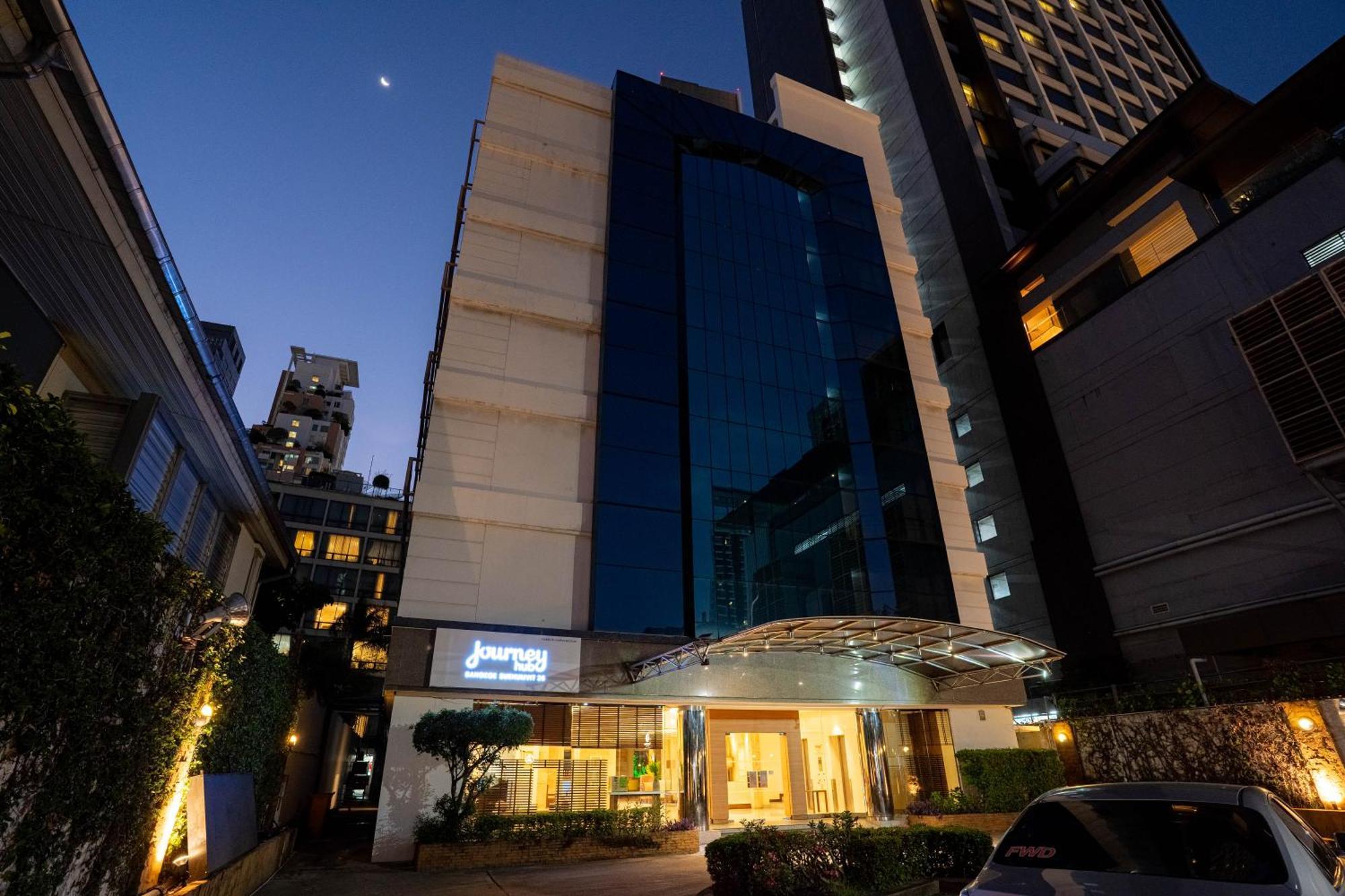 Journeyhub Sukhumvit 26, Bangkok - Formerly St James Hotel Kültér fotó