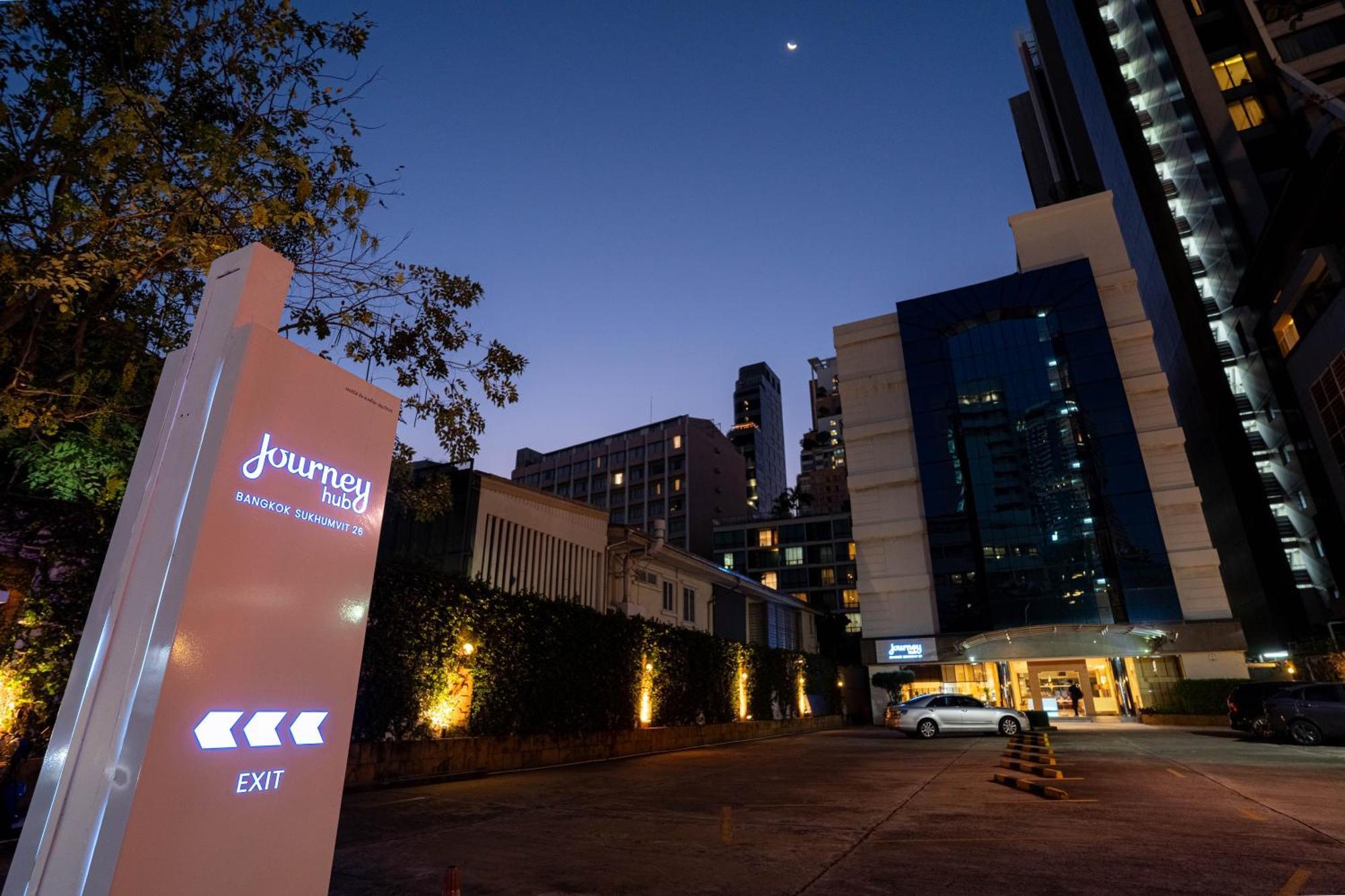 Journeyhub Sukhumvit 26, Bangkok - Formerly St James Hotel Kültér fotó